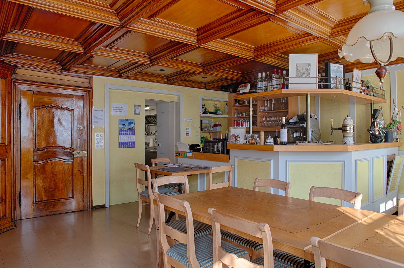 Gaststube mit Buffet und altem Holzschrank