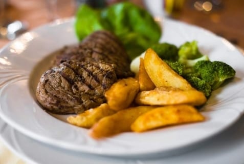 Fleischgericht mit Kartoffeln und Gemüse